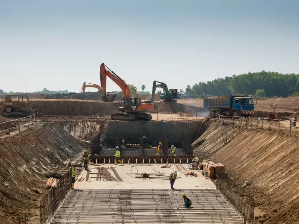 Como a contenção promove estabilidade, segurança e continuidade de obras?